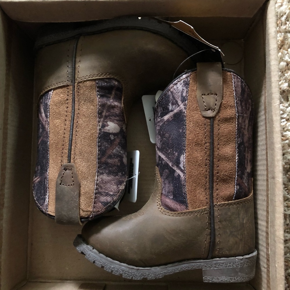 New boy 5c camo cowboy boots
